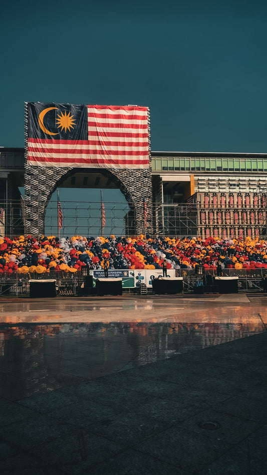 Malaysia independence day party with national flag decorations, patriotic tableware, and themed party supplies